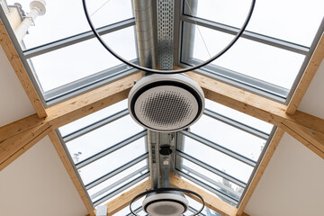 Fototapeta premium Appartement en cours de travaux avec éléments de rénovation visibles, illustrant un espace intérieur en transformation dans un chantier de modernisation ou d’aménagement.