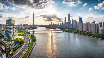 Obraz premium Panoramic view of the modern city skyline and Pearl River at sunset in Guangzhou, China.