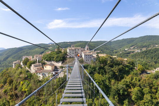 Attraversamento del ponte tibetano pi&ugrave; alto d'Italia che collega i borghi di Sellano e Montesanto in Umbria. Panorama, particolari e persone si cimentano in questa emozionante esperienza
