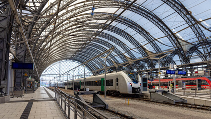 Stahlskelett mit transparenter Abdeckung f&uuml;r das Dach des Dresdener Hauptbahnhofs