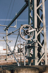 Spannwerk an einem Gittermast der elektrischen Oberleitung der Bahn 