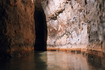 Fototapeta premium Antiker Hiskia-Tunnel mit Wasserlauf in der Davidsstadt von Jerusalem – Archäologische Meisterleistung