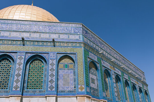 Goldene Kuppel des Felsendoms mit kunstvollen blauen Mosaiken auf dem Tempelberg in Jerusalem