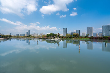 Naklejka premium Urban Lake Reflection with City Skyline