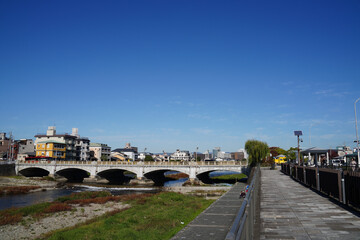 青空の京都七条大橋 © ykimura65