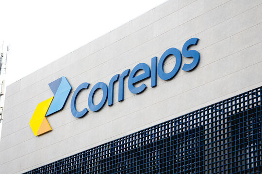 Correios. Fachada com a logo da empresa Empresa Brasileira de Correios e Tel&eacute;grafos (ECT). Empresa p&uacute;blica federal do Brasil. 20 de Dezembro, Bras&iacute;lia, Distrito Federal - Brasil.