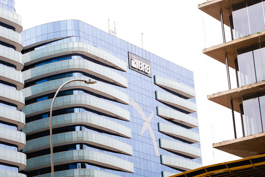 Banco de Bras&iacute;lia - BRB. Logo do BRB na fachada de um edif&iacute;cio de um centro comercial. Sede do banco BRB em Bras&iacute;lia. 20 de Dezembro, Bras&iacute;lia, Distrito Federal - Brasil.