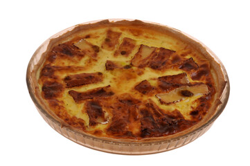  Tarte au camembert faite maison dans un plat en gros plan isol&eacute;e sur fond blanc