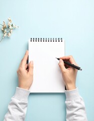 ペンを構える手元を捉えた縦型学習シーン 広い余白のある広告向け構図

書き始める直前の集中 ノートとペンの学習イメージ

学習の意思を表現するペンとノートの手元シーン 広告対応

清潔な机で描く学習準備の瞬間 ペンを構える手元構図