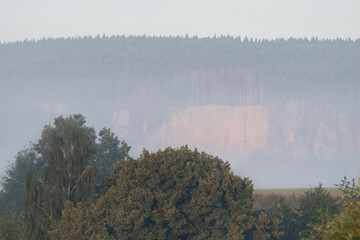 Widok na ukryte we mgle klify © ikrak