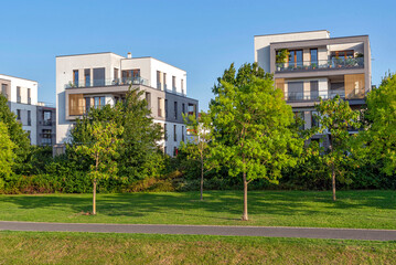 Moderne Wohnbl&ouml;cke, mit Parkanlage im Frankfurter Stadtteil Riedberg