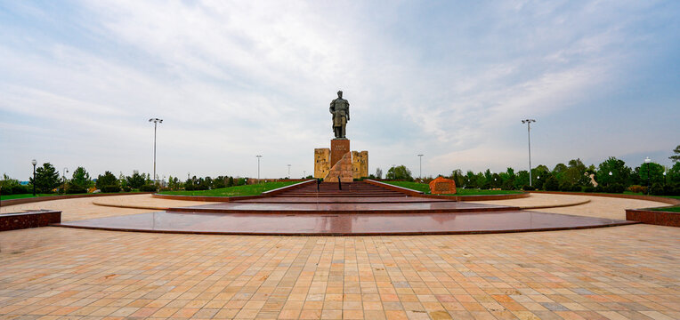 Bronze statue of Amir Temur (Tamerlane) in Shakhrisabz Central Square, Uzbekistan, Central Asia