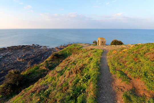 Vauban cabin and coastal path GR 223 on the Carolles cliffs. Cotentin western coast	