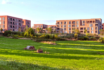 Moderne Wohnbl&ouml;cke mit Hanglage im Frankfurter Stadtteil Riedberg im Abendlicht