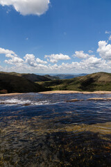 Obraz premium Incrivel Cachoeira do Juju, com a belíssima borda infinita natural com vista para montanhas de Minas Gerais