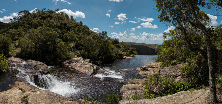 Cachoeira incrivel com borda infinita com vista para montanhas