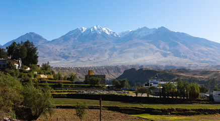 Ein Ausblick von Arequipa auf die Anden
