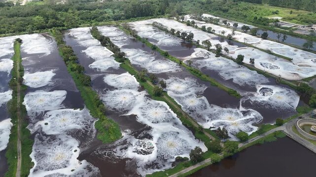 V&iacute;deo a&eacute;reo de sistema de tratamento de &aacute;gua e efluentes industriais, com tanques de decanta&ccedil;&atilde;o e processos de saneamento voltados ao controle ambiental e sustentabilidade.