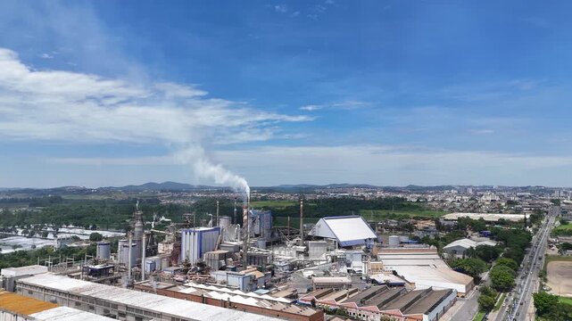 V&iacute;deo de drone mostrando ind&uacute;stria de papel e celulose integrada ao ambiente, com foco em produ&ccedil;&atilde;o, energia e infraestrutura industrial.