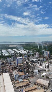 V&iacute;deo a&eacute;reo de ind&uacute;stria de papel e celulose evidenciando caldeiras, chamin&eacute;s e processos produtivos com foco em impacto ambiental.