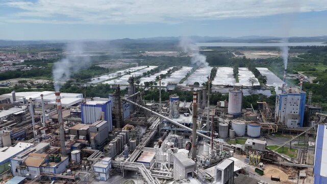 Filmagem a&eacute;rea de planta industrial de papel e celulose destacando chamin&eacute;s, caldeiras e a escala da produ&ccedil;&atilde;o industrial.