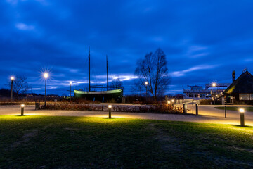 Zur D&auml;mmerung am Hafenvorplatz in Zingst.