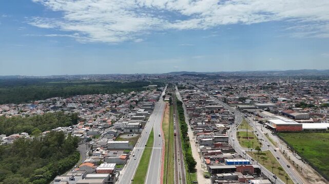 Passagem de trem na cidade de Mogi das Cruzes, destacando a linha f&eacute;rrea, a integra&ccedil;&atilde;o urbana e o transporte ferrovi&aacute;rio na regi&atilde;o.