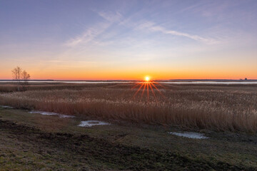 Sonnenaufgang am Bodden vor Zingst.