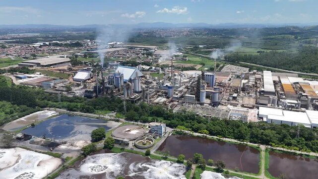 Sistema de tratamento de esgoto e &aacute;gua integrado &agrave; ind&uacute;stria de papel e celulose, com tanques e estruturas ambientais voltadas ao controle de efluentes, gest&atilde;o h&iacute;drica e redu&ccedil;&atilde;o de impactos ambientais