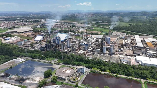 Estrutura de tratamento de &aacute;gua e esgoto em complexo de papel e celulose evidencia pr&aacute;ticas de engenharia ambiental, reaproveitamento h&iacute;drico e controle dos efluentes gerados pela produ&ccedil;&atilde;o industrial.