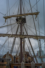Obraz premium UK, Portslade, 19.12.2025: Historic Tall Ship Rigging And Wooden Anchor Details