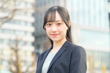 オフィス街とスーツのビジネスウーマン