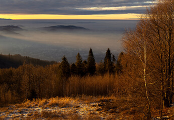 Zimowy zach&oacute;d słońca w Beskidach. Widok z R&oacute;wnicy. Ustroń. Polska.