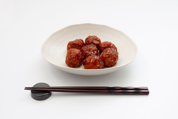 肉団子の甘酢あんかけ 白背景