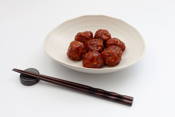 肉団子の甘酢あんかけ 白背景