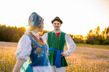 Kaszubska pora w strojach kaszubskich we wzory kaszubskie © SILVERY BIRD