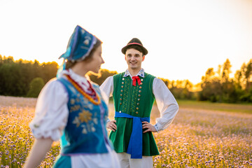 Kaszubska pora w strojach kaszubskich we wzory kaszubskie © SILVERY BIRD