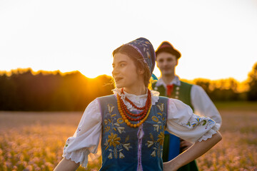 Kaszubska pora w strojach kaszubskich we wzory kaszubskie © SILVERY BIRD