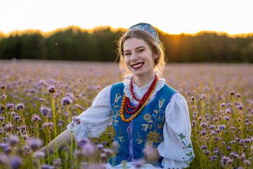 Kaszubka w czepcu i sukience kaszubskiej z wzorami kaszubskimi © SILVERY BIRD