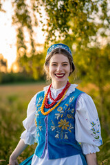 Kaszubka w czepcu i sukience kaszubskiej z wzorami kaszubskimi © SILVERY BIRD