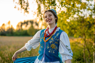 Kaszubka w czepcu i sukience kaszubskiej z wzorami kaszubskimi © SILVERY BIRD