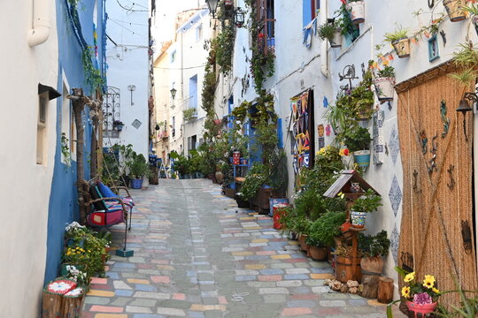 Chelva (Valencia), el famoso pueblo pintoresco con calles decoradas y art&iacute;sticas.