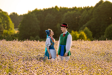 Kaszubska pora w strojach kaszubskich we wzory kaszubskie © SILVERY BIRD