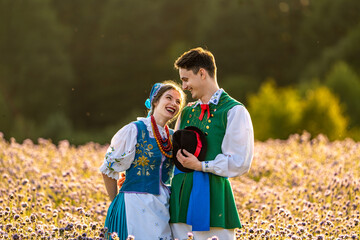 Kaszubska pora w strojach kaszubskich we wzory kaszubskie © SILVERY BIRD