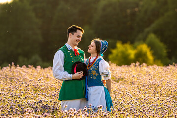 Kaszubska pora w strojach kaszubskich we wzory kaszubskie © SILVERY BIRD