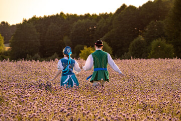 Kaszubska pora w strojach kaszubskich we wzory kaszubskie © SILVERY BIRD