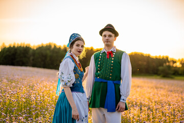 Kaszubska pora w strojach kaszubskich we wzory kaszubskie © SILVERY BIRD