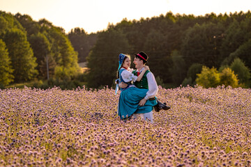 Kaszubska pora w strojach kaszubskich we wzory kaszubskie © SILVERY BIRD