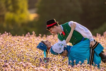 Kaszubska pora w strojach kaszubskich we wzory kaszubskie © SILVERY BIRD