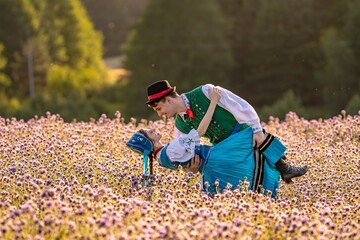 Kaszubska pora w strojach kaszubskich we wzory kaszubskie © SILVERY BIRD